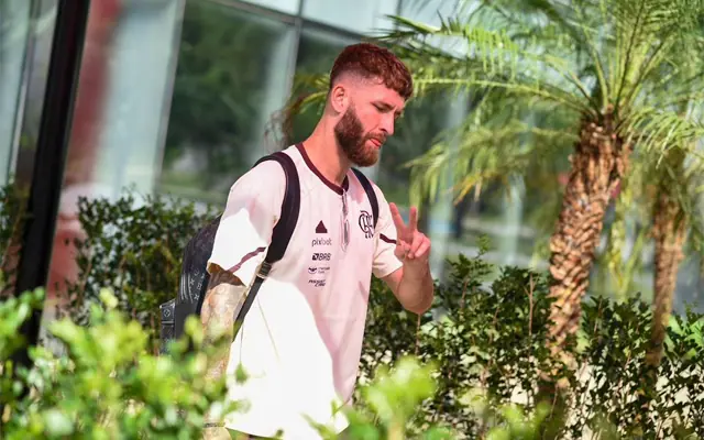 Léo Pereira em viagem com o Flamengo - Foto: Marcelo Cortes / Flamengo