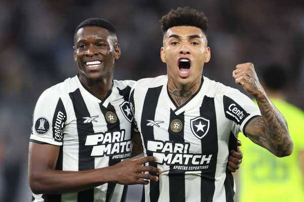 Luiz Henrique e Igor Jesus em ação com a camisa do Botafogo.