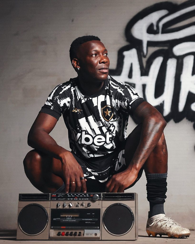 Jogador Patrick de Paula com a nova camisa