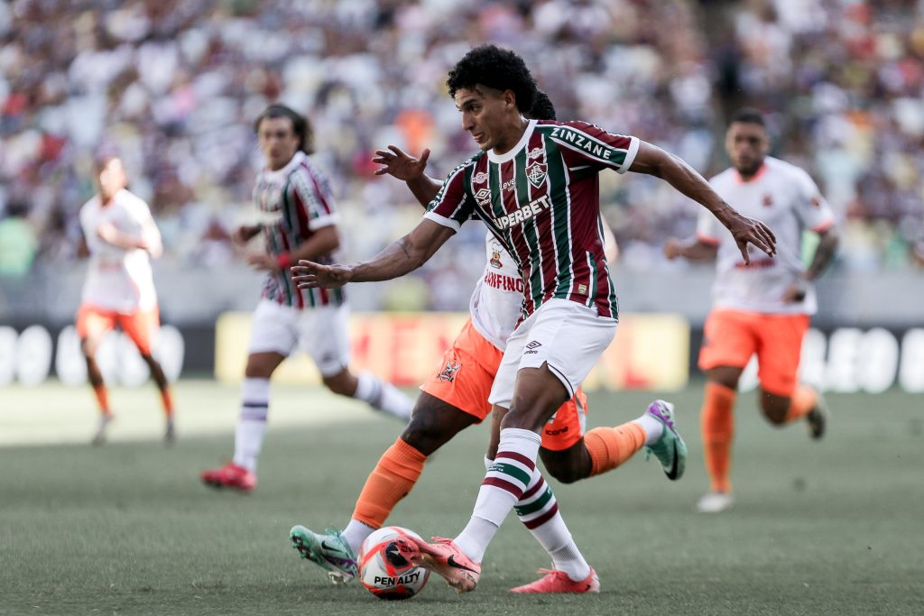 Foto do treino do Fluminense com jovens talentos.